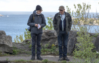 Steinar E. Jostedt får med seg informasjon fra Tobias Håland.