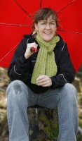 Antatt - Under en rød paraply