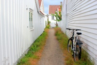 Hederlig omtale - Ein sykkel parkert i ei av Mandals bakgater-SYKKELBYEN MANDAL,som den kalles!