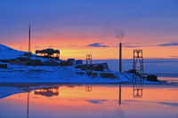 A - Solnedgang i Arktis speilet i vindu